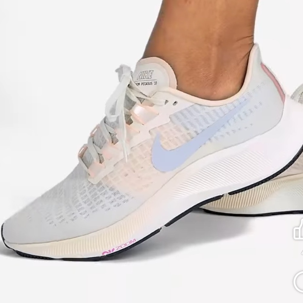 Nike Women's Air Zoom
Pegasus 37 - Pale Ivory/Ghost/Barely
Volt/Sail